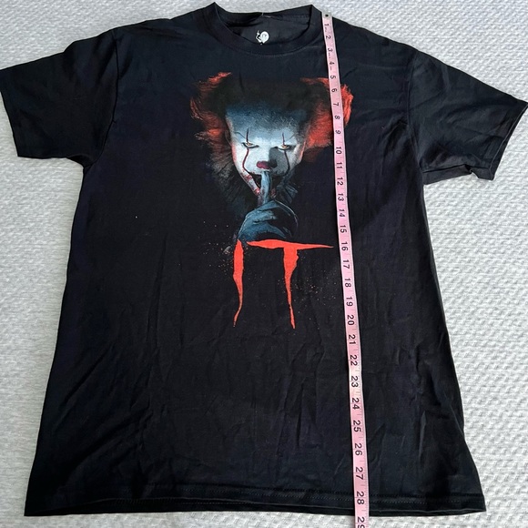 IT Penny Wise Black Graphic Short Sleeve T-Shirt size Medium (New in bag) - Picture 5 of 9